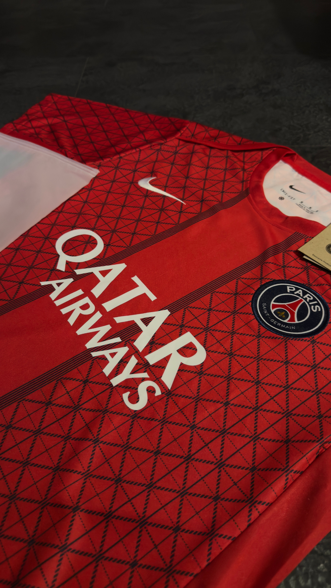 Paris Saint-Germain – Maillot Pré-Match 2025/2026 – Rouge & Bleu Nuit