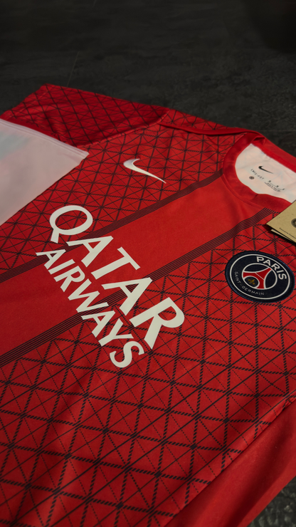 Paris Saint-Germain – Maillot Pré-Match 2025/2026 – Rouge & Bleu Nuit