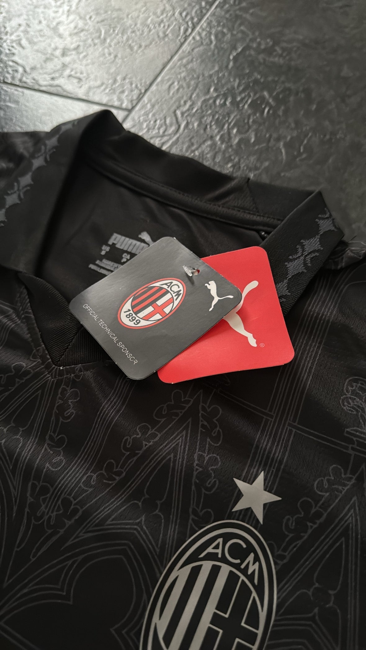 AC Milan - Maillot x PLEASURES Forth 23/24 - Noir