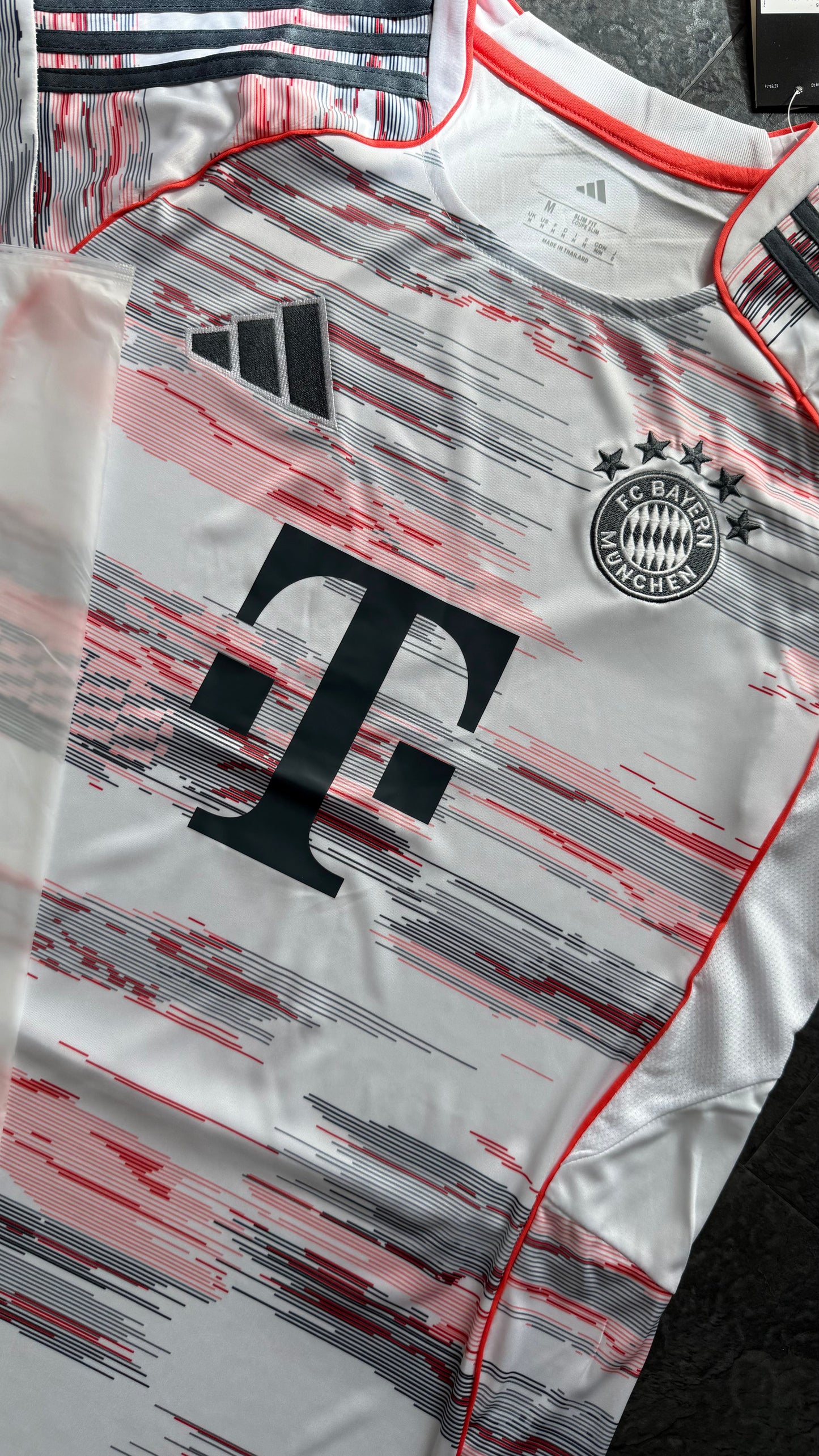 Bayern Munich – Maillot Extérieur 2025/2026 – Blanc, Rouge