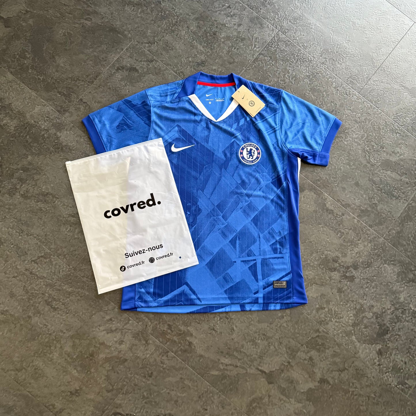 Chelsea – Maillot Domicile 25/26 – Bleu Royal & Motifs Graphiques