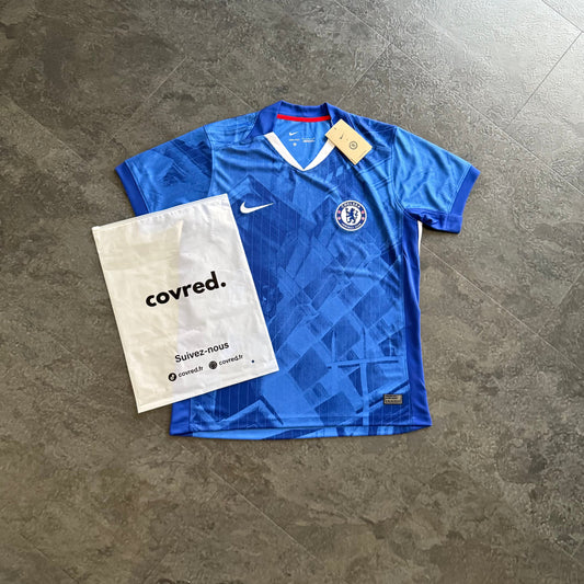Chelsea – Maillot Domicile 25/26 – Bleu Royal & Motifs Graphiques