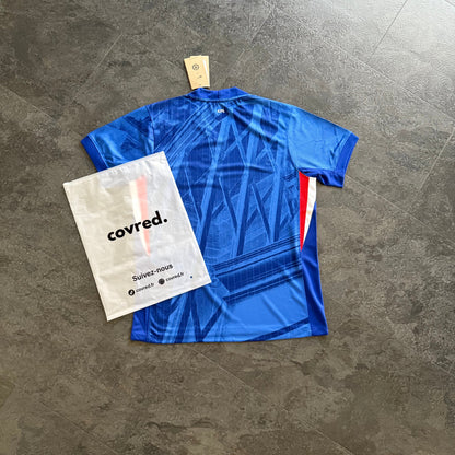 Chelsea – Maillot Domicile 25/26 – Bleu Royal & Motifs Graphiques